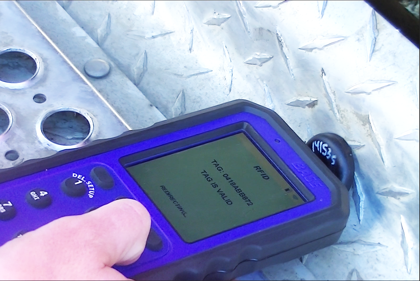 Imagen de referencia BASE: operador leyendo la etiqueta RFID de un tanque