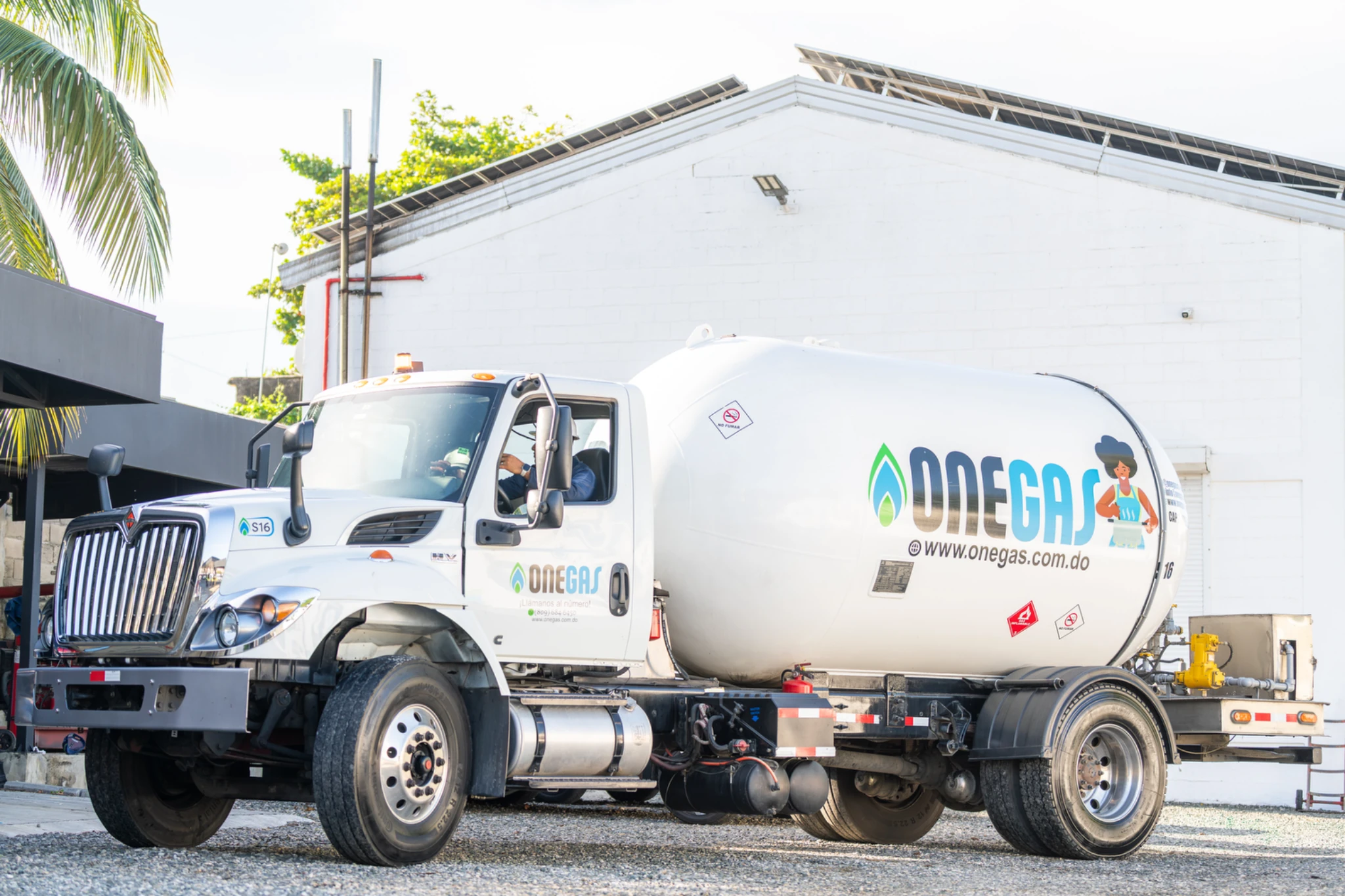 Camión bobtail de ONEGAS en sus instalaciones